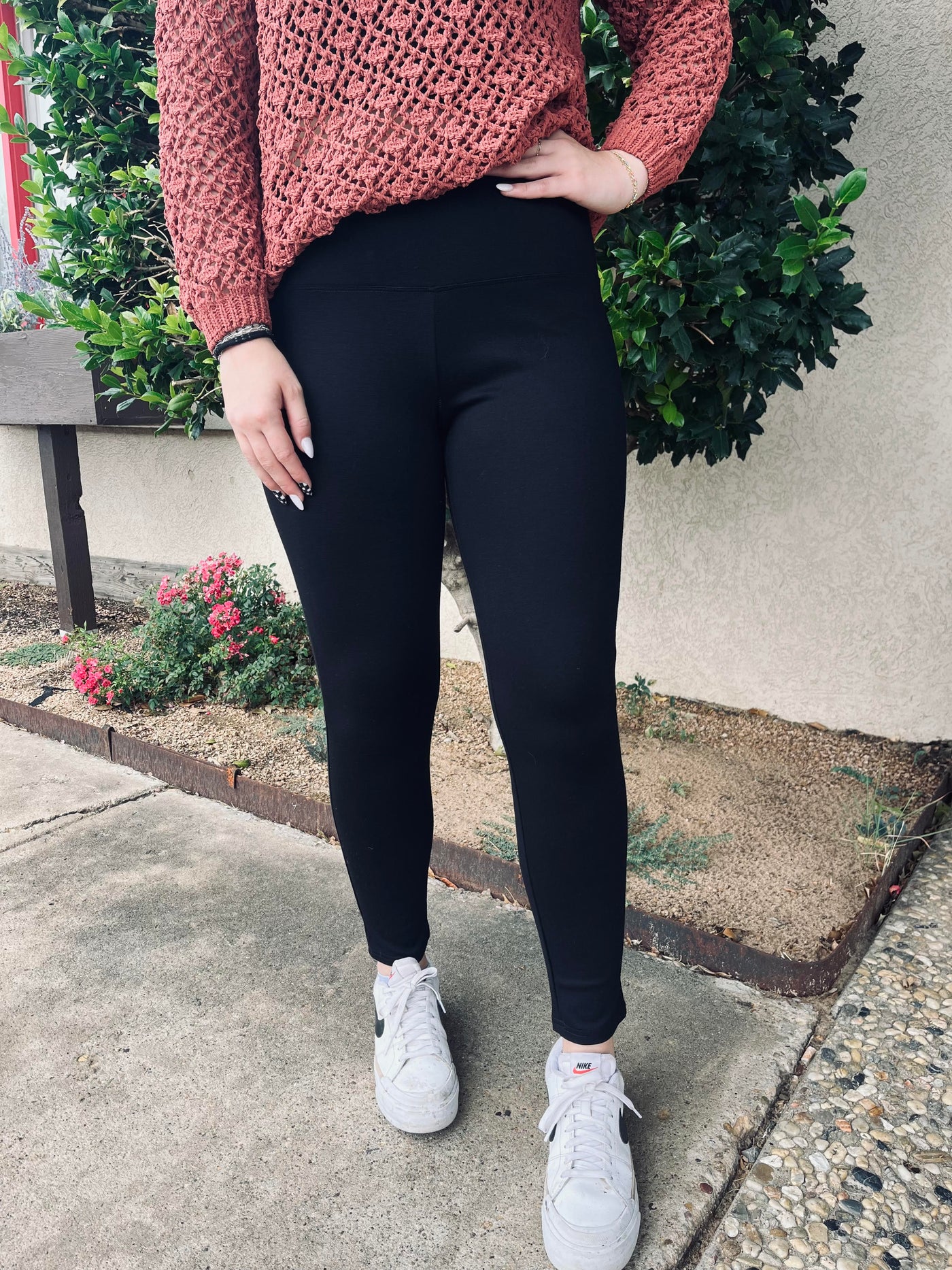 25 Casual Black Leggings Outfits For Low-Key Looks | How to wear leggings,  Outfits with leggings, Womens fashion